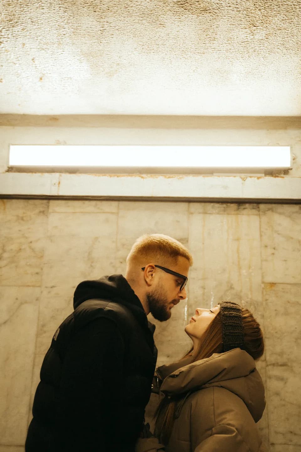 Влюблённая пара на осенней прогулке в парке — фотосессия Юлии Образцовой