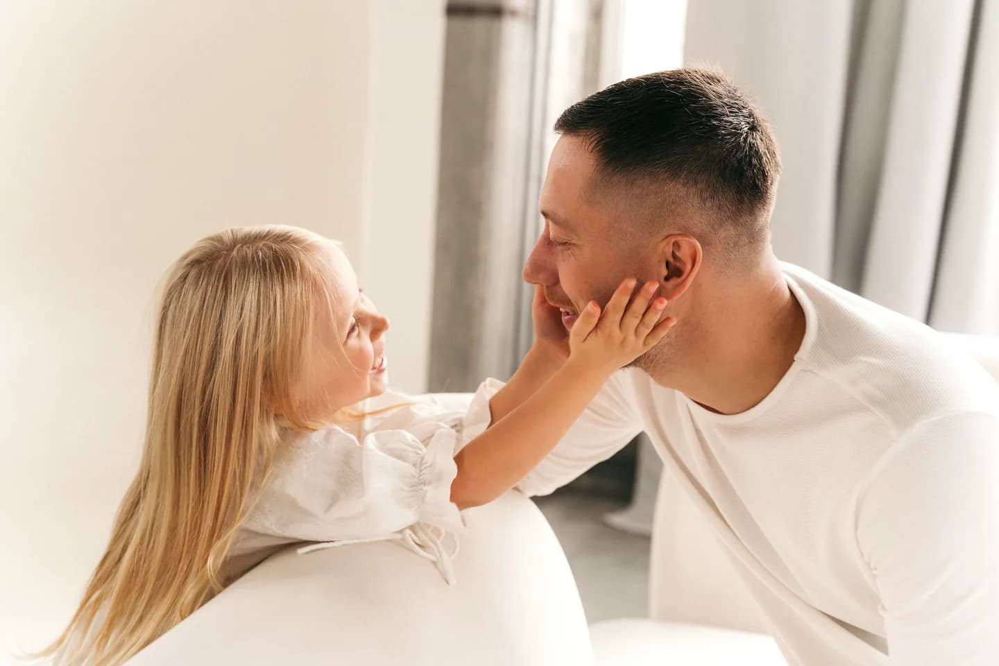 Пара гуляет по парку с опавшими листьями, осенние краски