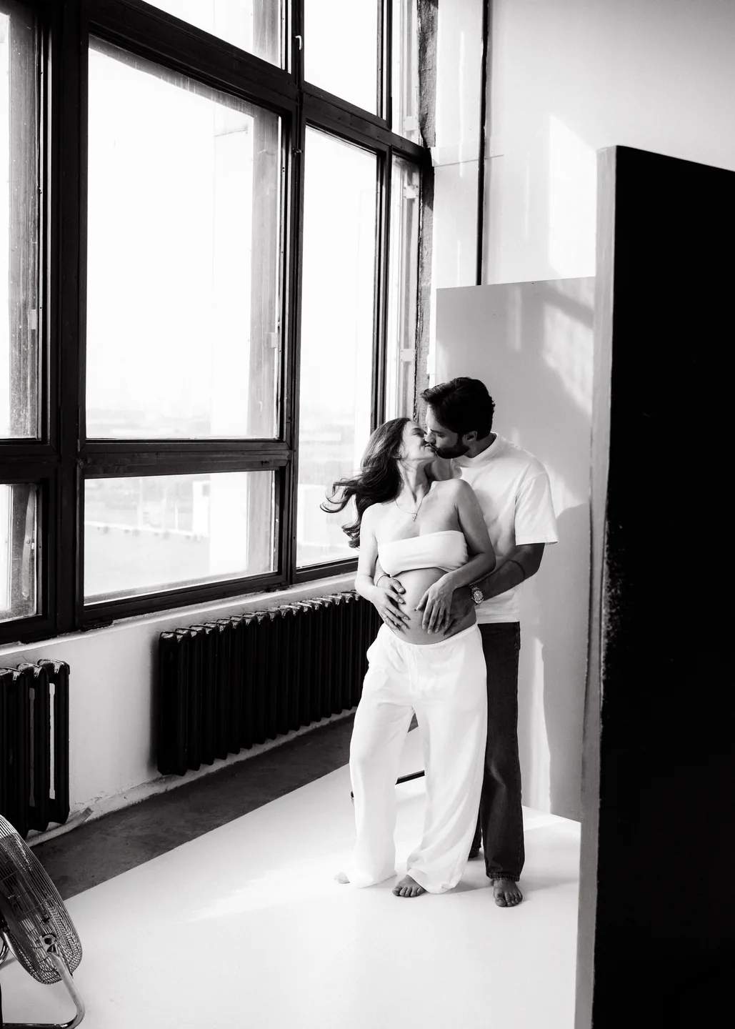 Пара танцует на открытой площадке, динамичный кадр