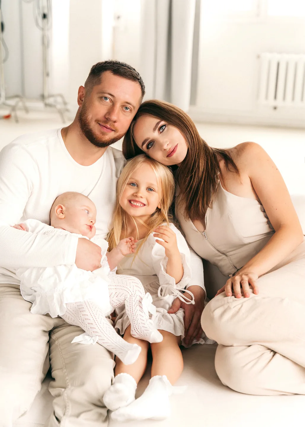 Совместная фотосессия пары в весеннем саду среди цветов