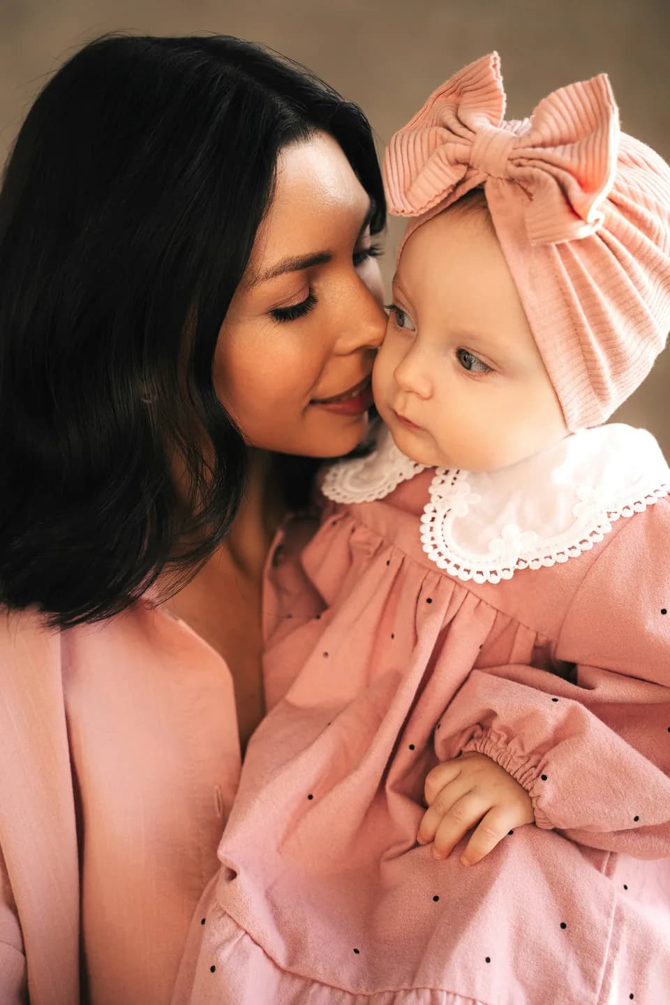 Пара под зонтом на вечерней набережной, уютная атмосфера