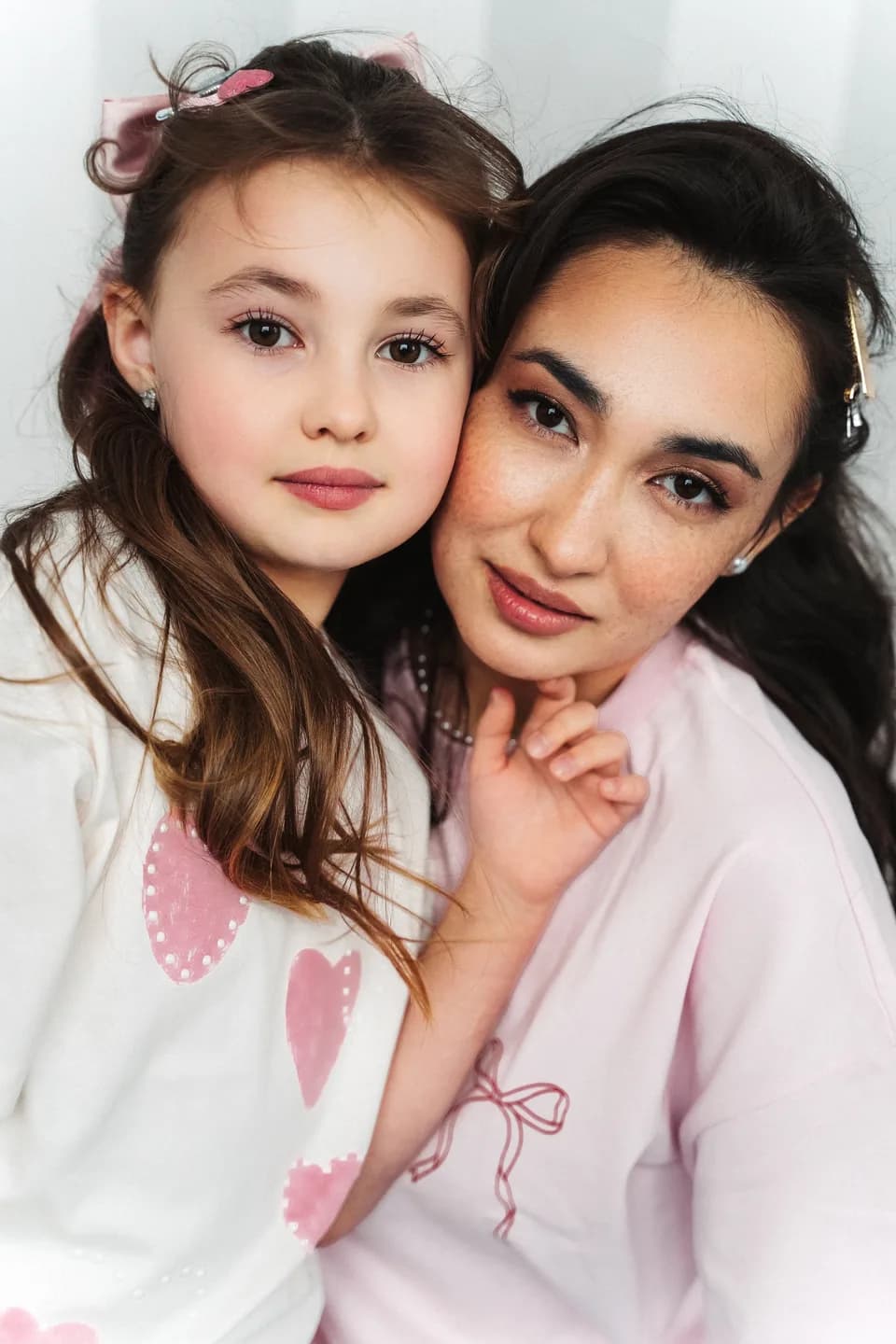 Счастливая пара смотрит друг на друга, радостный момент