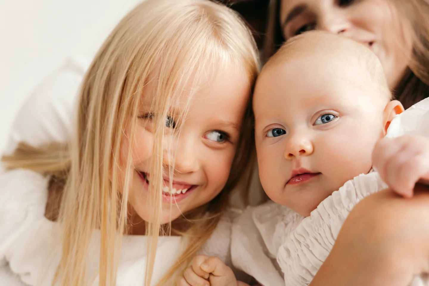 Романтичный кадр пары за руки на лесной тропинке