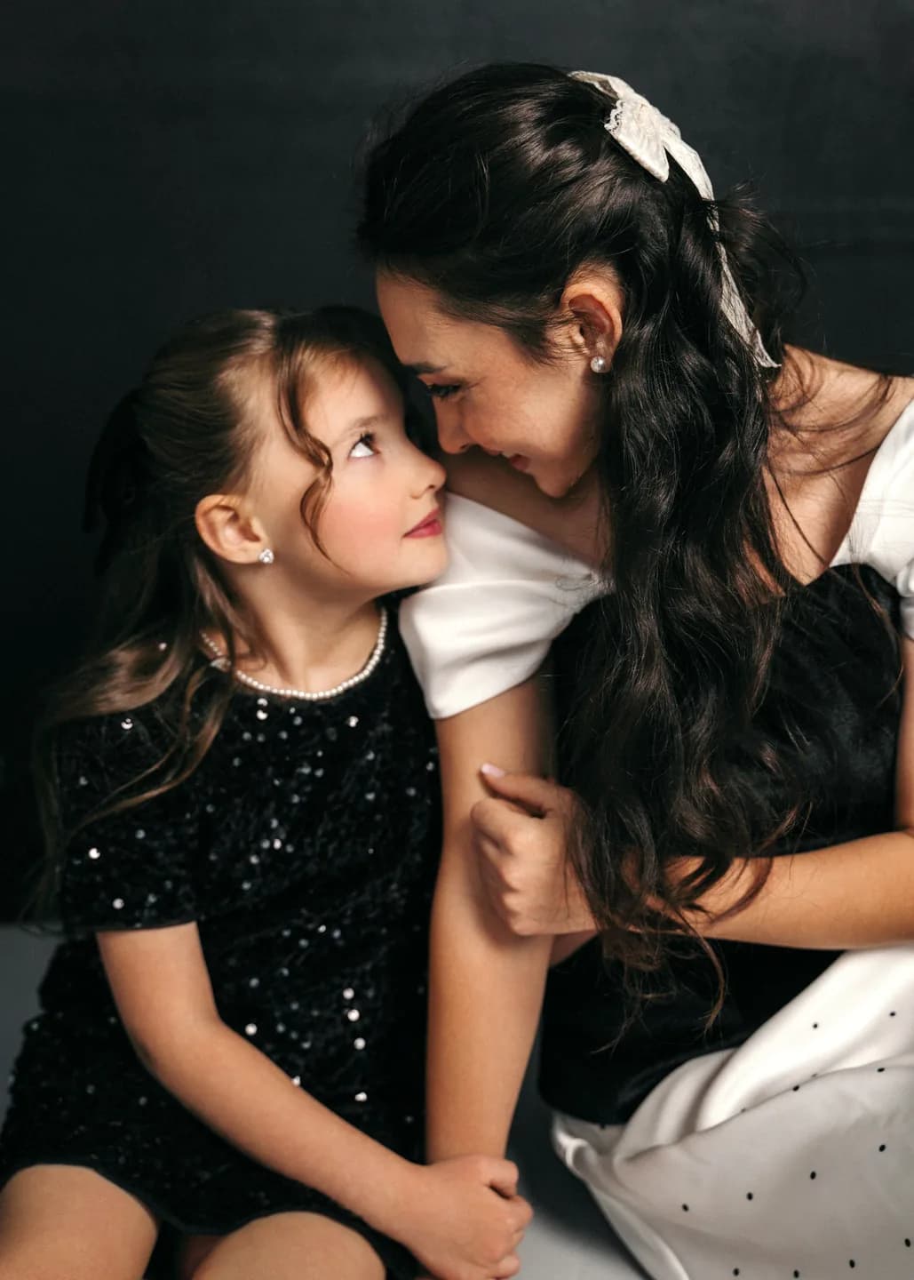 Парная фотосессия в уютной студии с тёплым светом