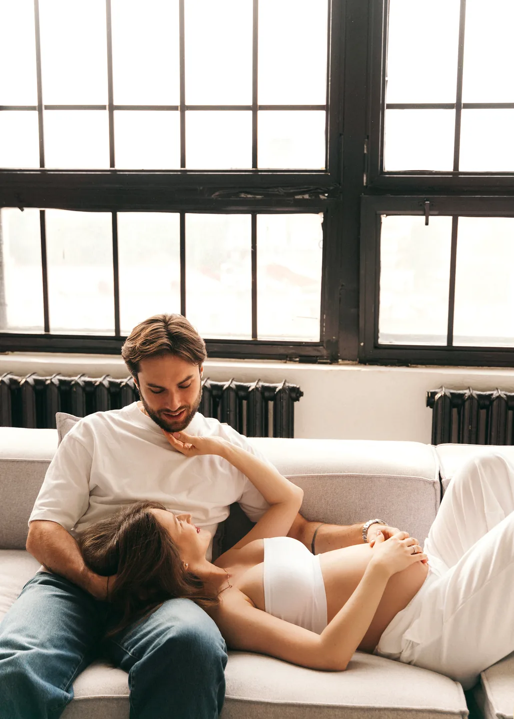 Нежные объятия пары крупным планом, мягкий фокус