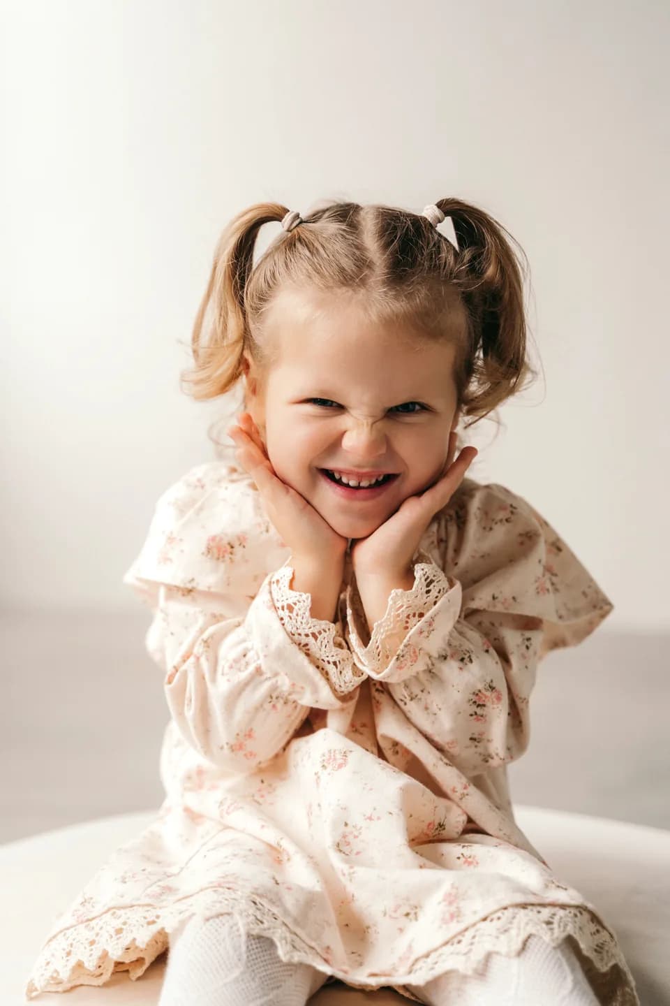 Пара смеётся на прогулке, живые естественные эмоции