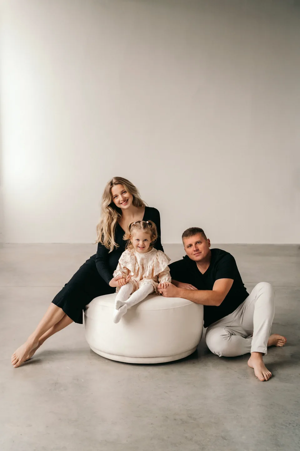 Искренние объятия пары на вечерней прогулке в городе