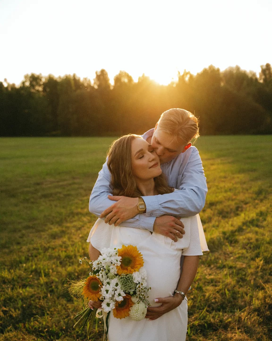 Атмосферная съёмка пары в кафе с винтажным интерьером