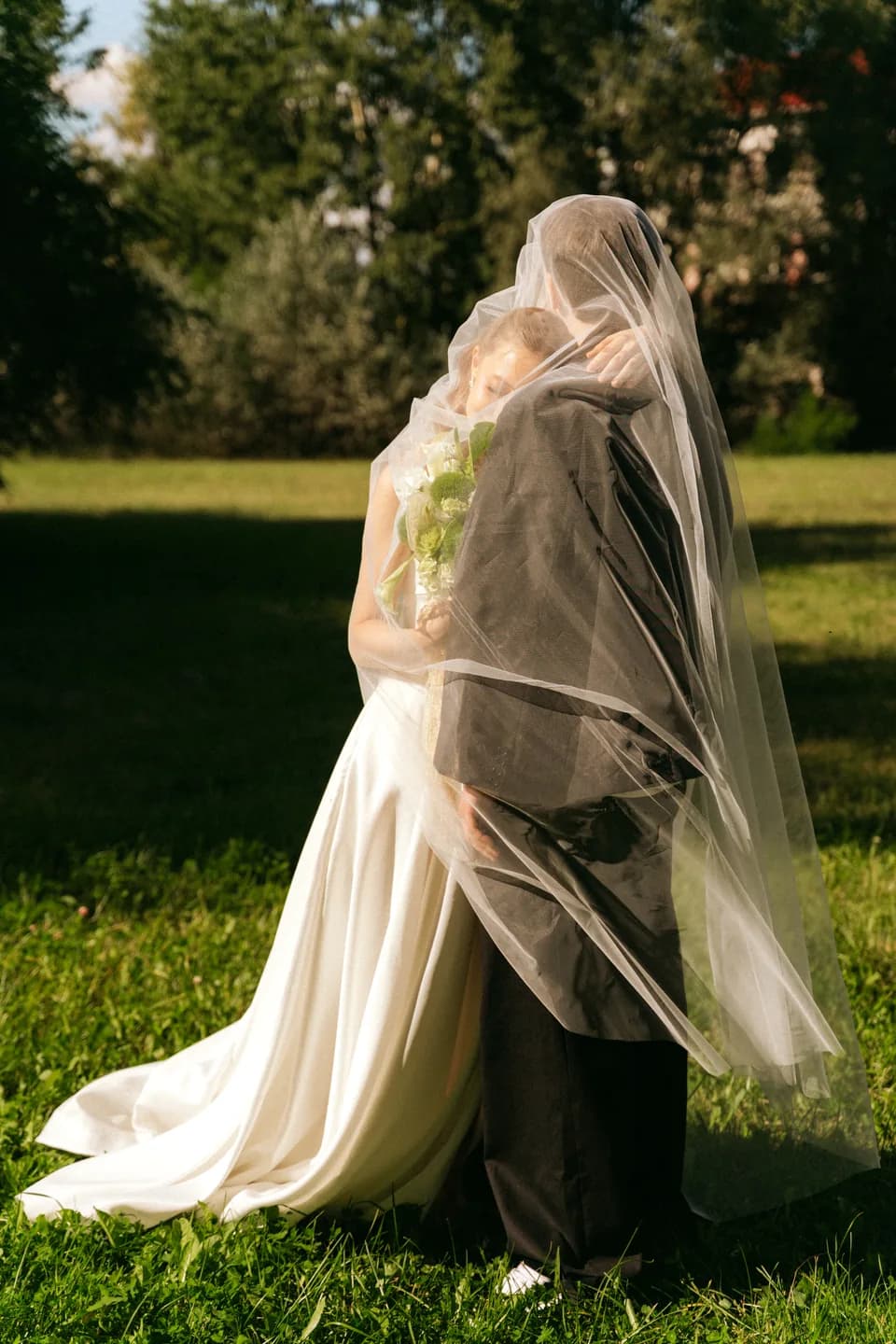 Молодожёны на вечерней прогулке, тёплые лучи заходящего солнца