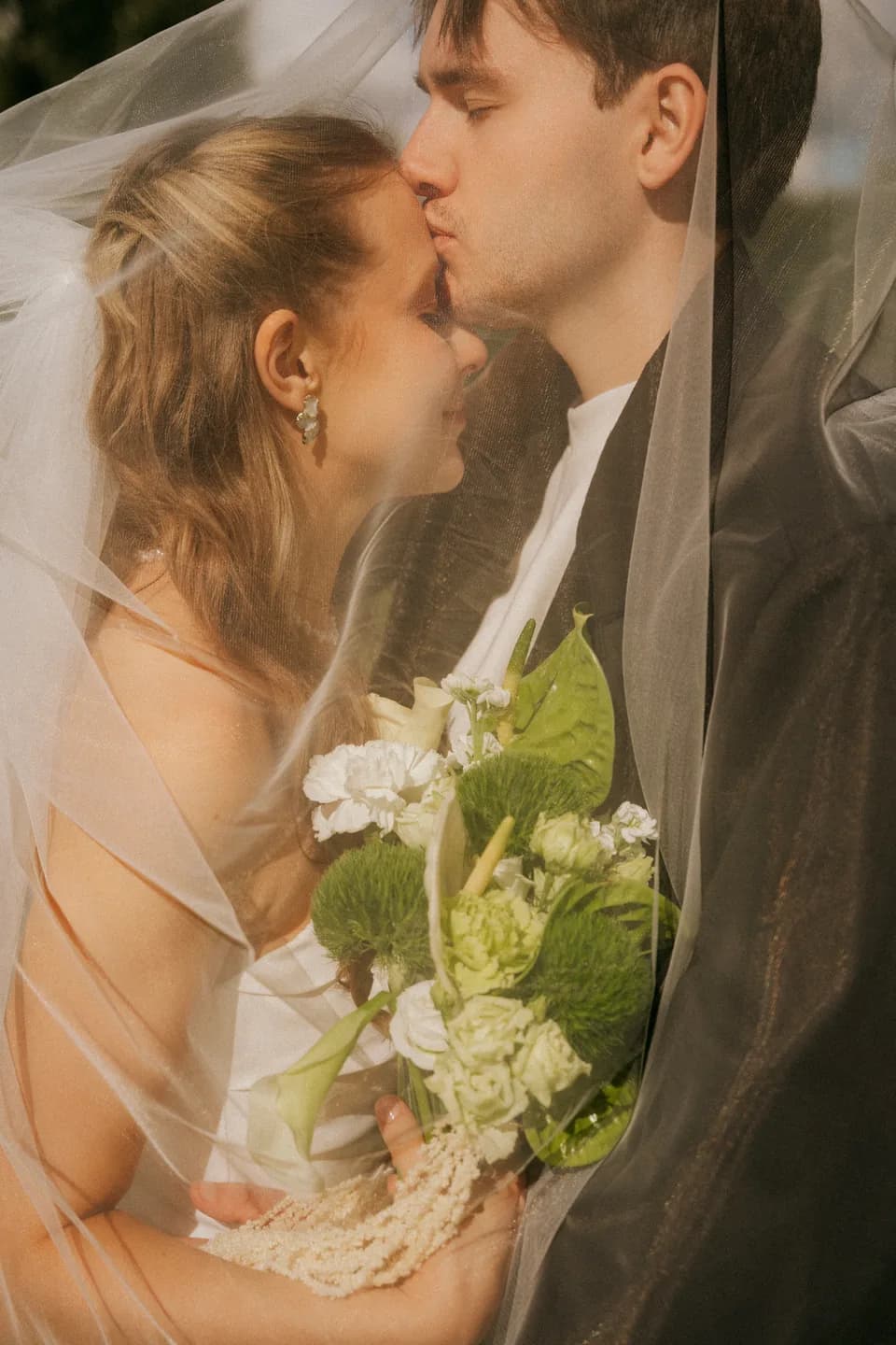 Детали свадебного дня: кольца, букет и нежные руки