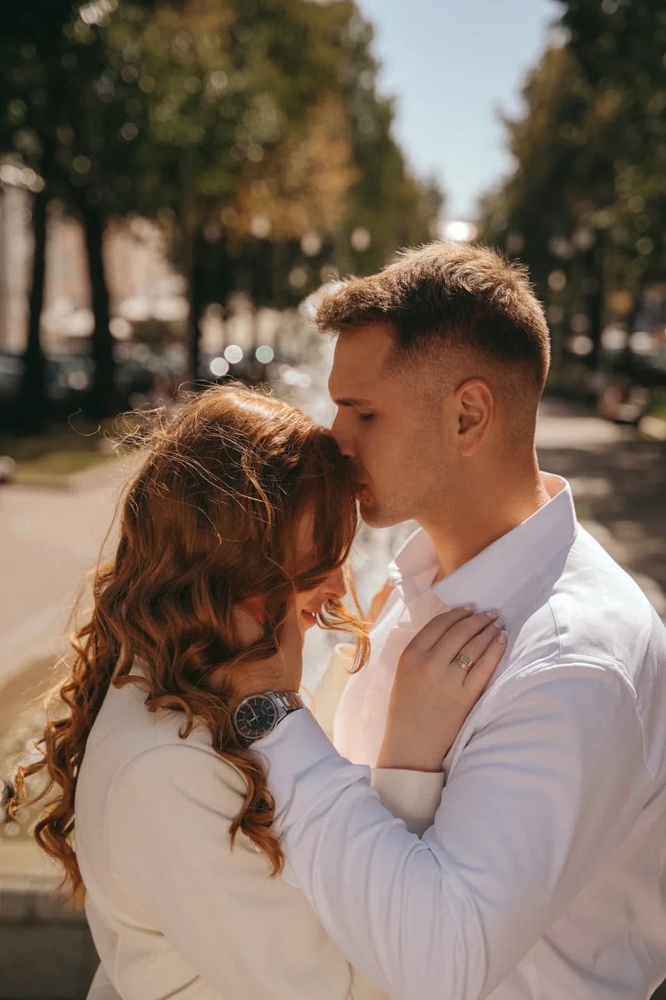 Невеста с букетом на аллее в парке, мягкий дневной свет