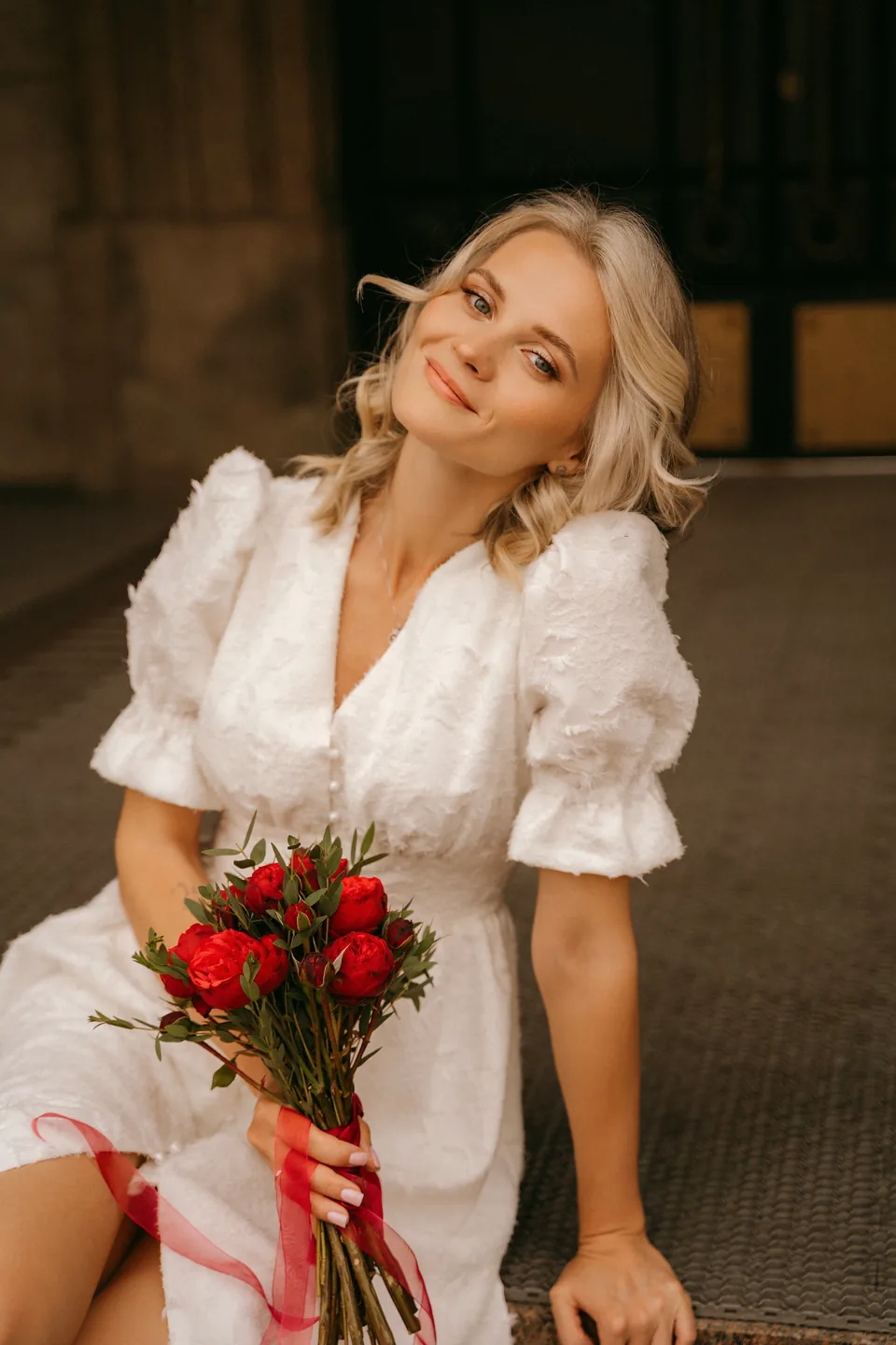 Свадебный портрет жениха и невесты у колонн, классическая композиция