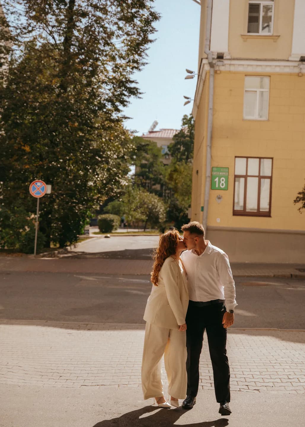 Свадебная фотосессия среди деревьев, естественная зелень и свет