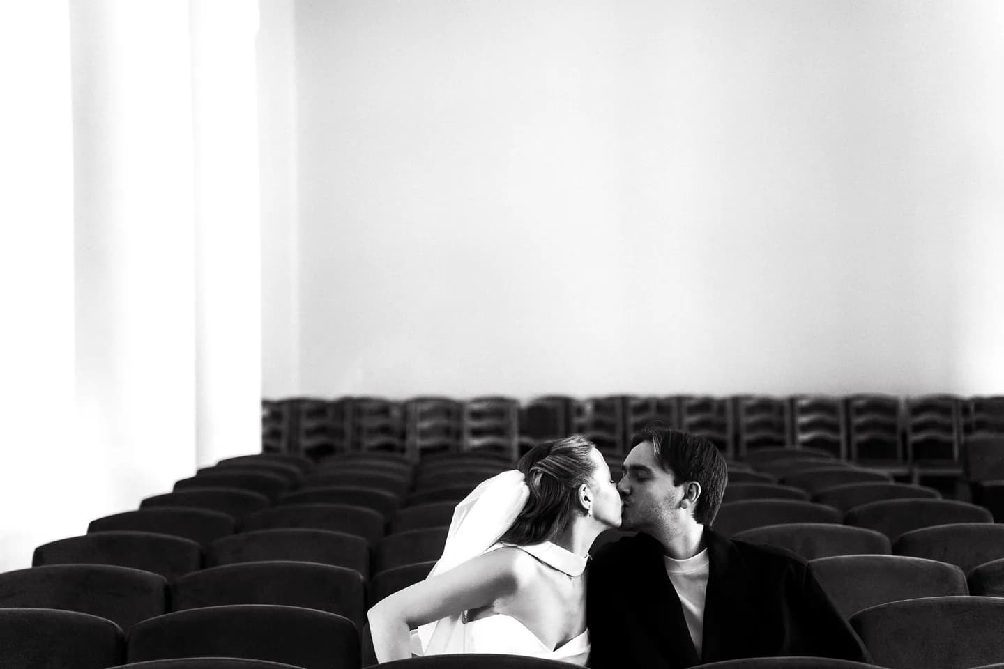 Жених и невеста идут по мосту, романтичная панорама