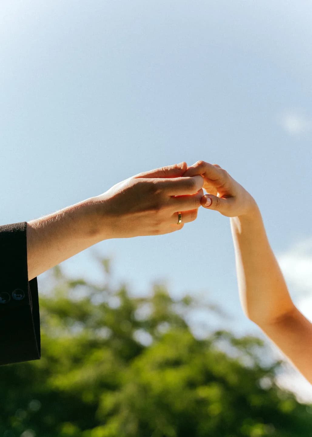 Свадебная прогулка в ботаническом саду среди цветов