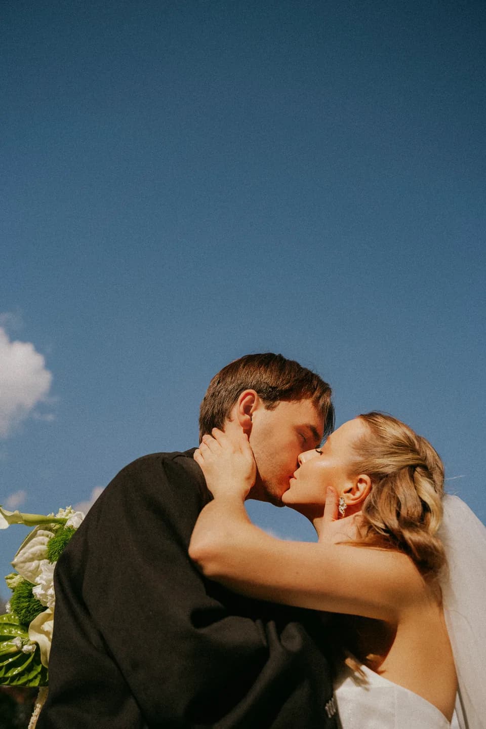 Свадебный портрет на фоне заката, золотой час